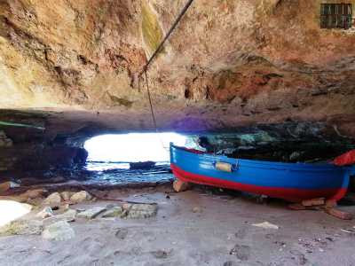 Ed ecco che qui, con sorpresa, ci ritroviamo su una piccola spiaggetta sabbiosa. Si tratta in effetti di un vero e proprio arenile al coperto, circondato da rocce modellate dalla forza delle onde che invadono l�insenatura durante l�alta marea